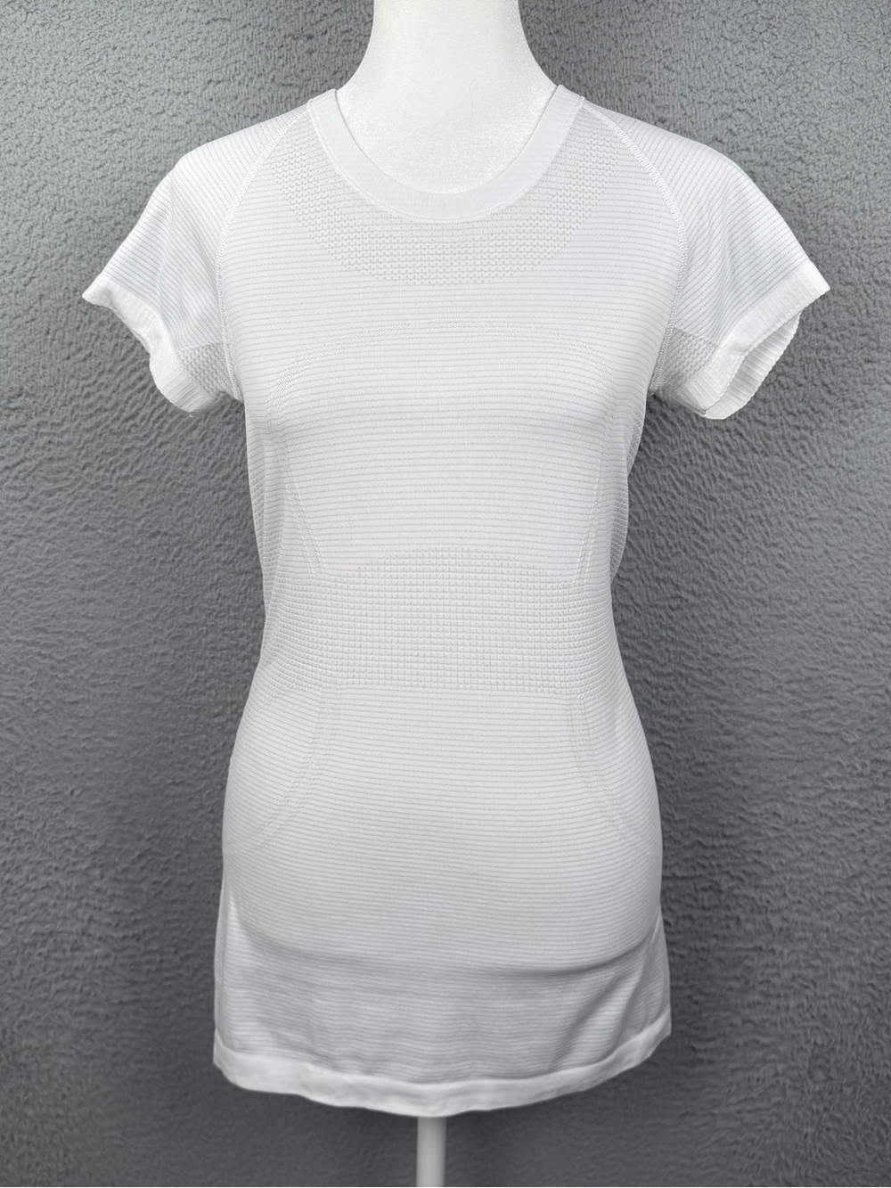 Lululemon Swiftly Tech Shirt Womens 6 White Short Sleeve Athletic Workout Gym - Picture 1 of 7